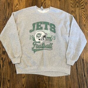 Gildan Gray and Green Football Graphic Men's Crewneck Sweater